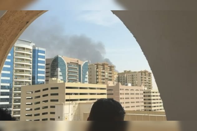 400 मीटर की दूरी पर धुआं 400 मीटर की दूरी पर धुआं