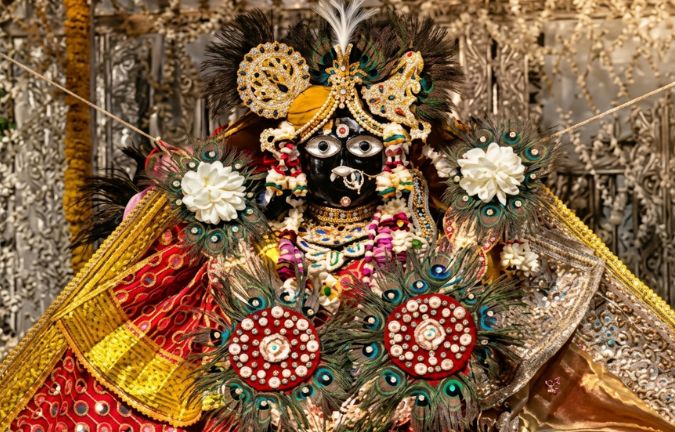 बांके बिहारी मंदिर में टूटी परंपरा! फूल बंगला नहीं बनने से मायूस भक्त, अचानक बढ़ा दिया 10 गुना शुल्क