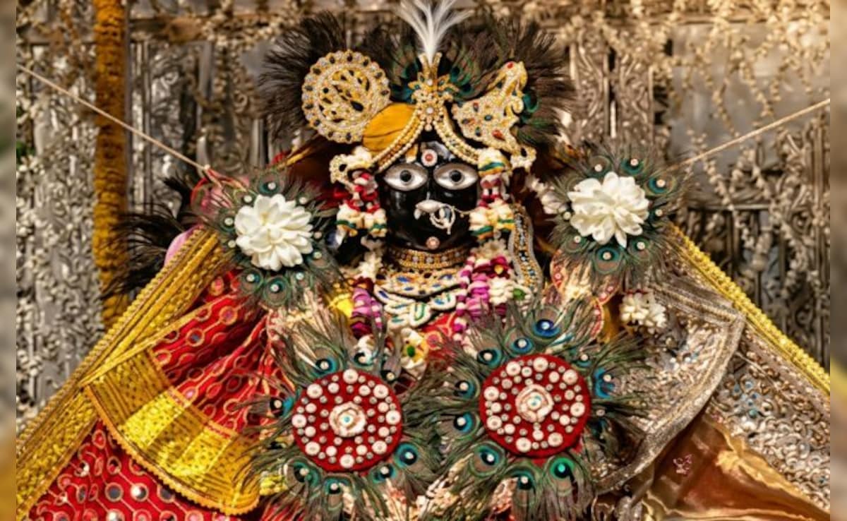 बांके बिहारी मंदिर में टूटी परंपरा! फूल बंगला नहीं बनने से मायूस भक्त, अचानक बढ़ा दिया 10 गुना शुल्क