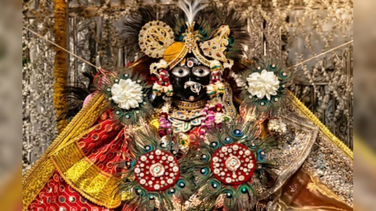 बांके बिहारी मंदिर में टूटी परंपरा! फूल बंगला नहीं बनने से मायूस भक्त, अचानक बढ़ा दिया 10 गुना शुल्क