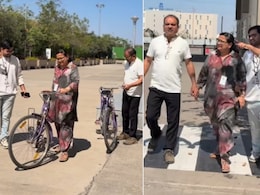 जब पहली बार बेटे के ऑफिस पहुंचे माता-पिता, इन्फोसिस कैंपस में घूमते हुए उनकी खुशी देख, भर आएंगी आंखें