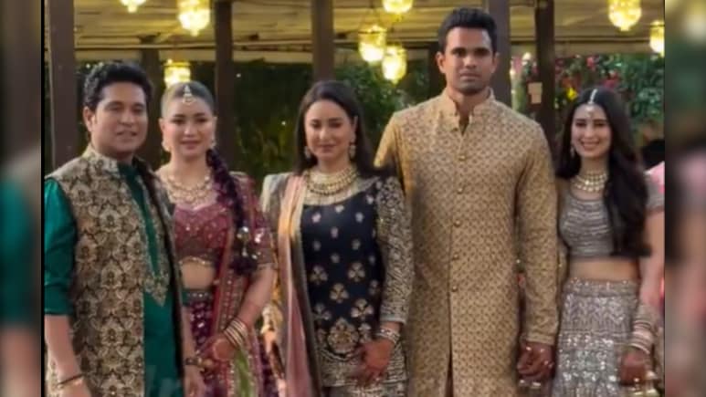 अर्जुन तेंदुलकर और सानिया चंडोक की मेहंदी सेरेमनी में कुछ इस अंदाज में सचिन तेंदुलकर ने पत्नी अंजलि और बेटी सारा संग बिखेरी चमक
