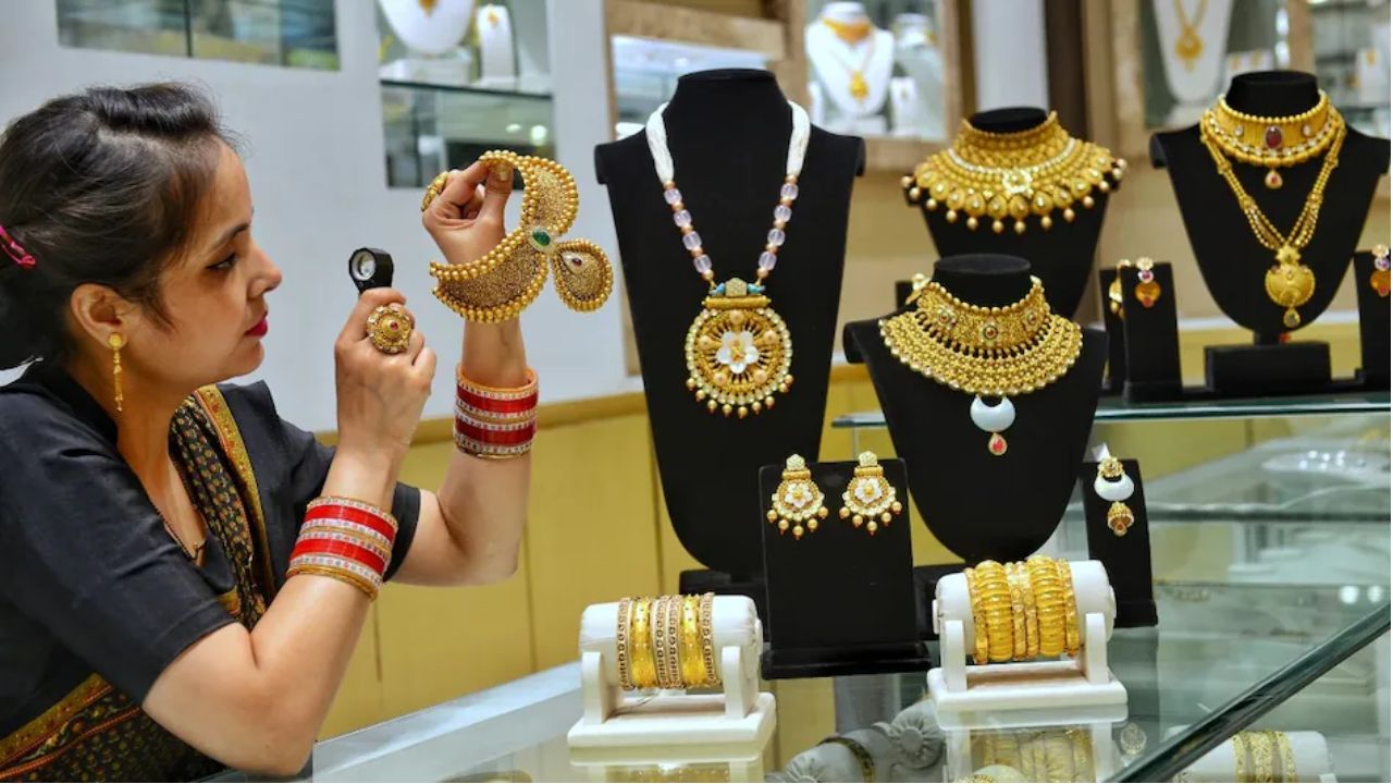 Gold-Silver Prices: सोना 1.60 लाख से नीचे, चांदी 2.60 लाख से कम! 15 मार्च, रविवार को आपके शहर में क्&zwj;या भाव चल रहा गोल्&zwj;ड-सिल्&zwj;वर?
