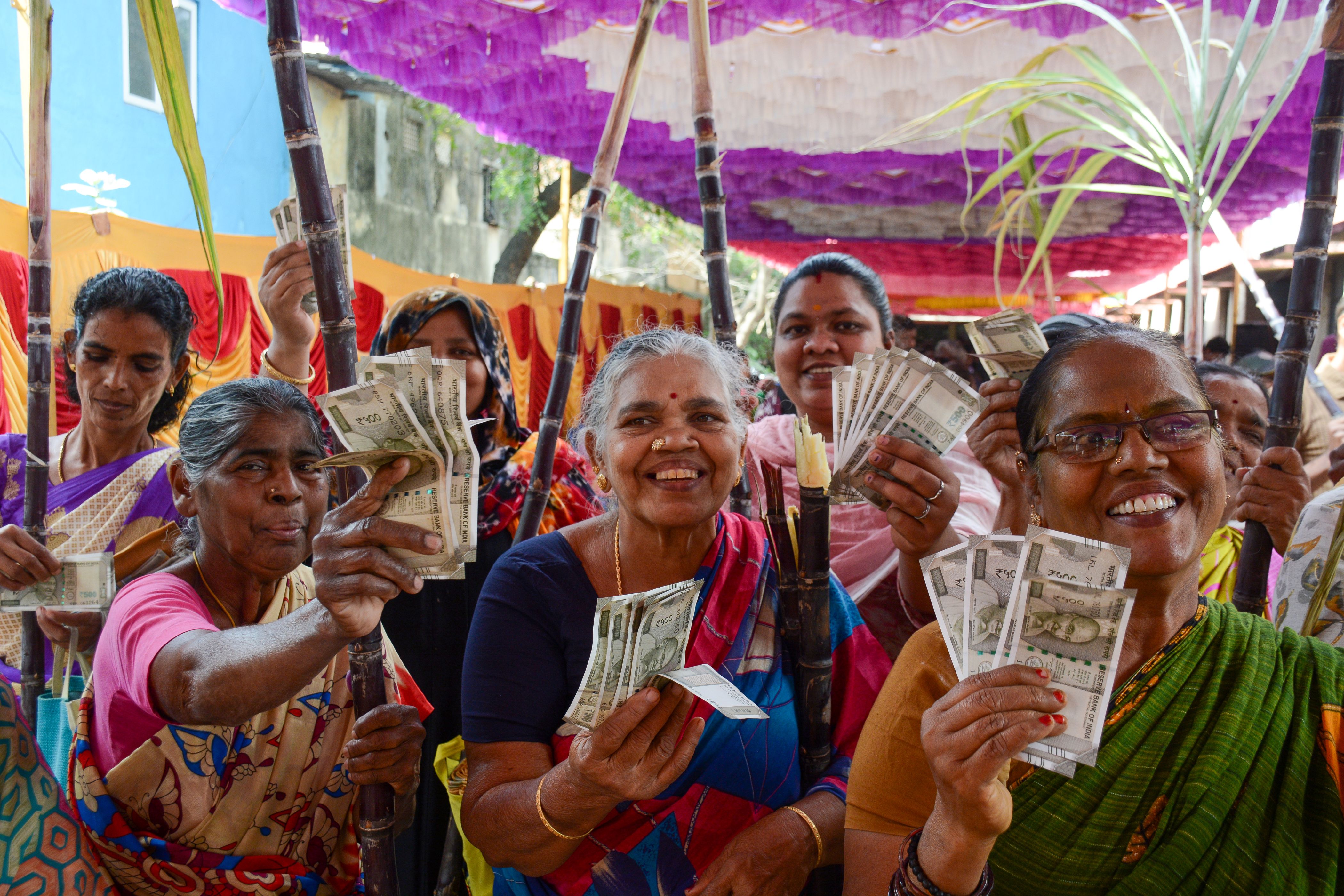 आधी आबादी की राजनीति: बंगाल से बिहार तक ये राज्य डाल रहे महिलाओं के खाते में डायरेक्ट कैश
