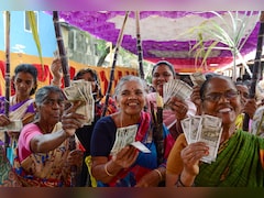 आधी आबादी की राजनीति: बंगाल से बिहार तक ये राज्य डाल रहे महिलाओं के खाते में डायरेक्ट कैश