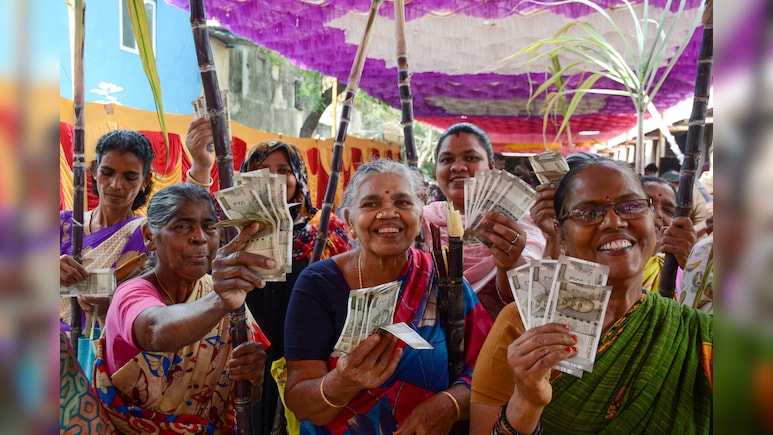 5 साल में 15 राज्यों में सरकारों की 'लाडली' हुईं महिलाएं, अब बनर्जी ने भी लुटाई ममता