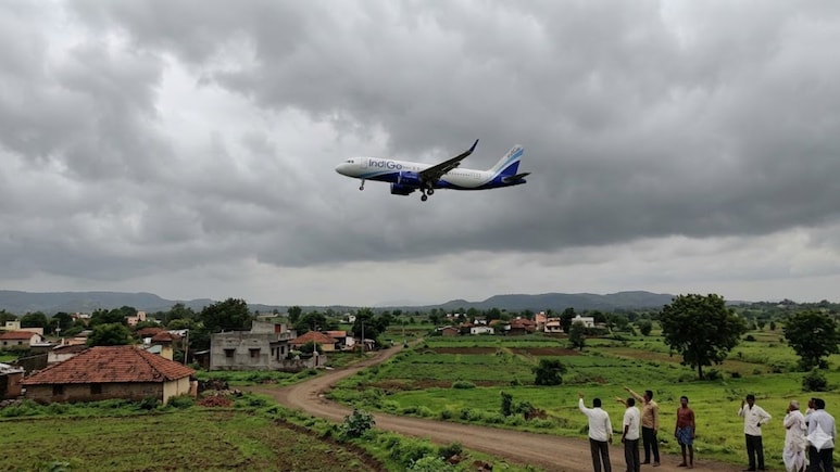 Shirdi News: शिर्डीच्या आकाशात विमानाच्या घिरट्या अन् खाली वैजापूरकरांचा काळजाचा ठोका चुकला! काय घडलं नेमकं?