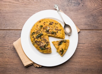 Why This Fermented Gujarati Cake Is One Of India's Best Breakfasts