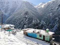 उत्तरकाशी में धूप खिली तो दिखा सुंदर नजारा, बर्फ की सफेद चादर से ढकी दिखीं वादियां और गांव