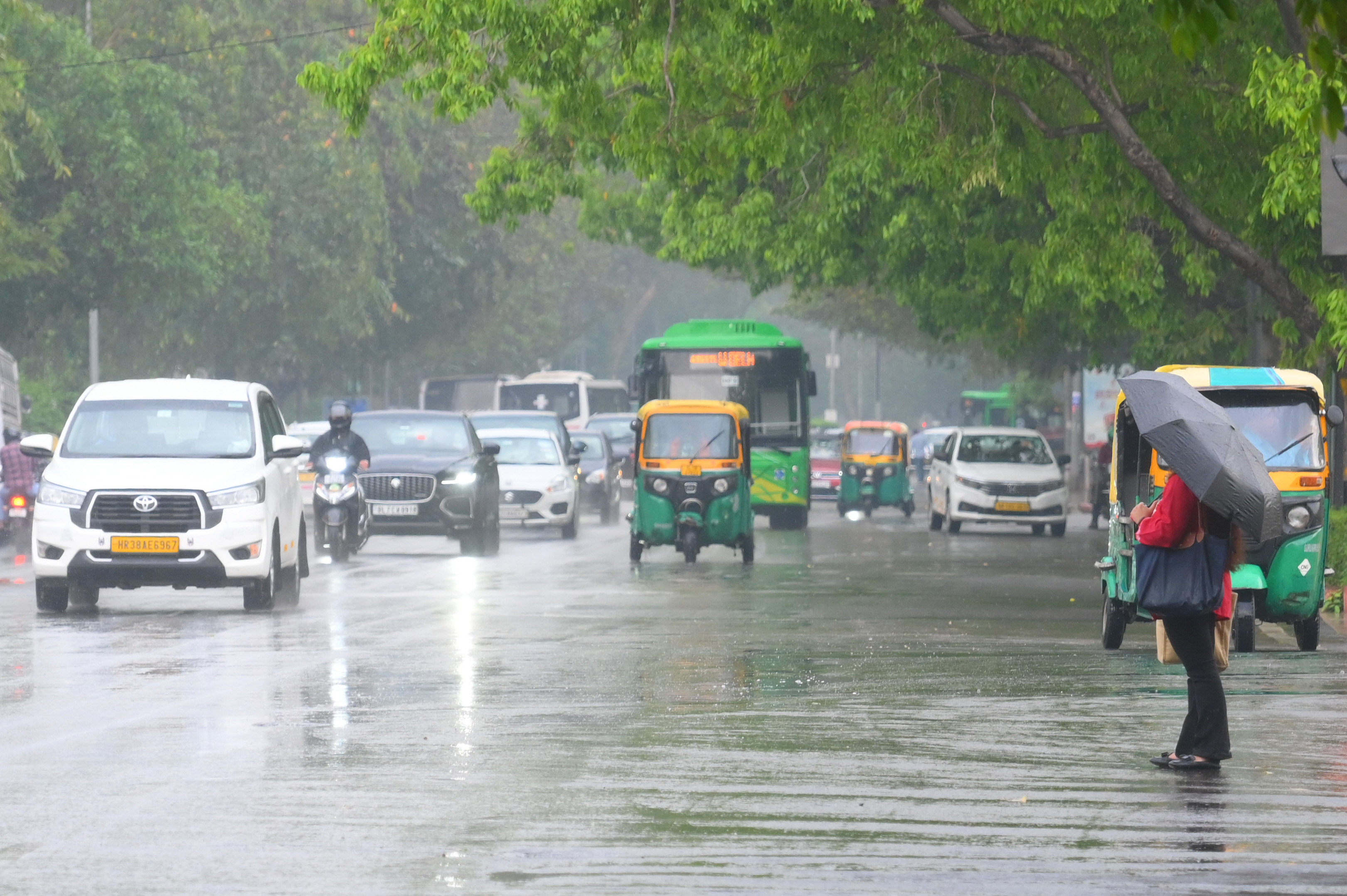 Rain Alert: आज आंधी, बारिश के साथ गिरेंगे ओले, दिल्ली से यूपी-पंजाब तक बिगड़ेगा मौसम, अप्रैल में भी राहत नहीं
