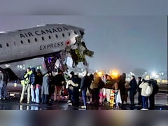 न्यूयॉर्क एयरपोर्ट के रनवे पर ट्रक से टकराया एयर कनाडा एक्सप्रेस का विमान, कई घायल- VIDEO