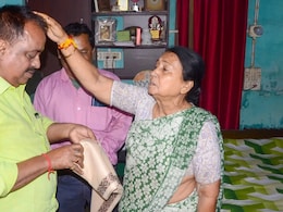 पश्चिम बंगाल की इस सीट पर मां-बेटे में हो रहा मुकाबला, मां ने दिया आशीर्वाद