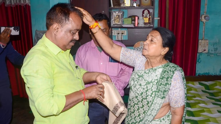 पश्चिम बंगाल की इस सीट पर मां-बेटे में हो रहा मुकाबला, मां ने दिया आशीर्वाद