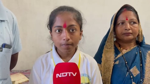 पिता गांव में होटल चलाकर पालते परिवार, बेटी 10वीं में बनी बिहार की चौथी टॉपर