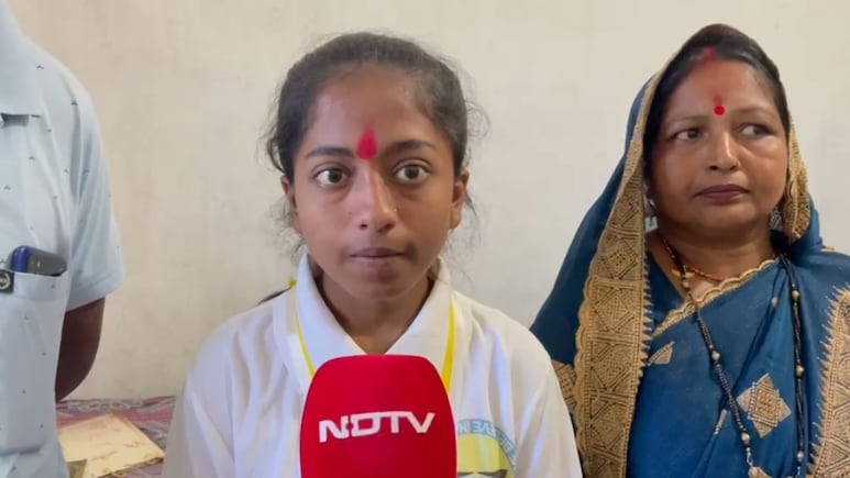पिता गांव में होटल चलाकर पालते परिवार, बेटी 10वीं में बनी बिहार की चौथी टॉपर