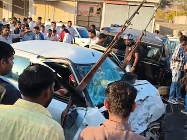 NH-52 पर थार-स्विफ्ट कार की भीषण टक्कर, स्विफ्ट कार चला रहे युवक की मौत... 4 घायल