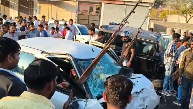 NH-52 पर थार-स्विफ्ट कार की भीषण टक्कर, स्विफ्ट कार चला रहे युवक की मौत... 4 घायल