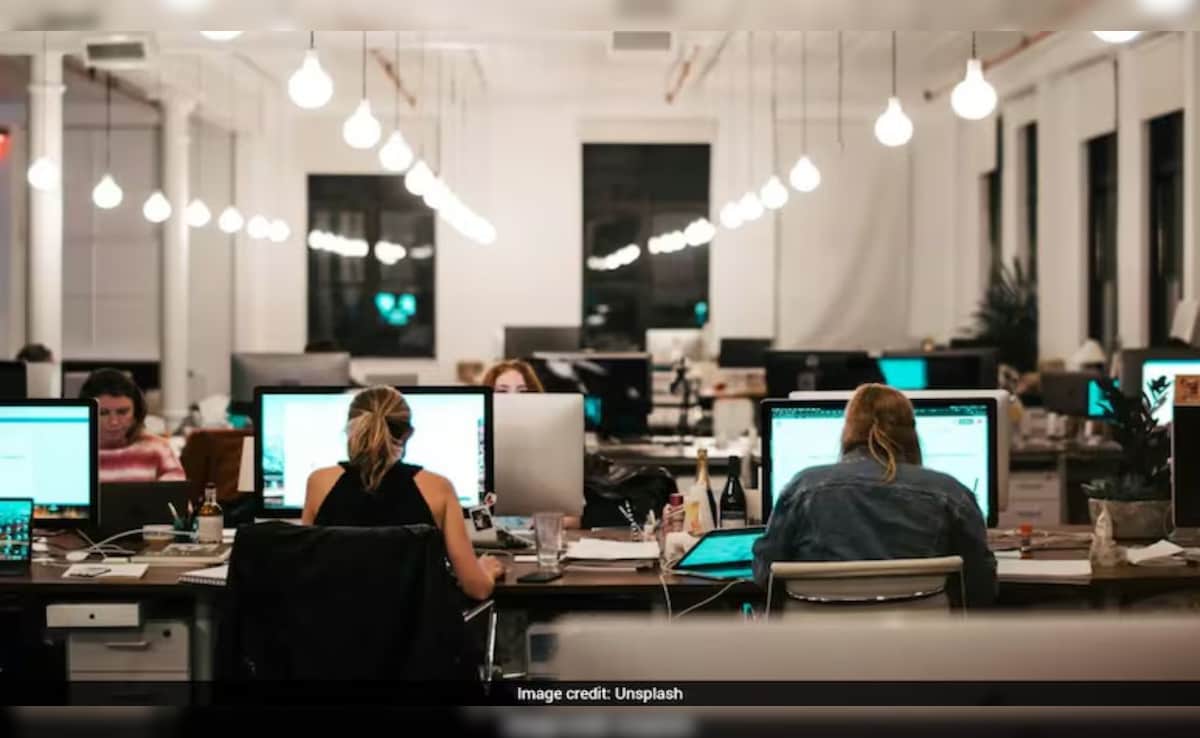 शाम 7:30 बजे आया बॉस का फोन, पहले ही दिन इंटर्न को किया फायर! वजह जान फूटा लोगों का गुस्सा