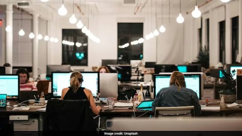 शाम 7:30 बजे आया बॉस का फोन, पहले ही दिन इंटर्न को किया फायर! वजह जान फूटा लोगों का गुस्सा