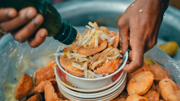 LPG Shortage Sends Street Food Prices Up By 25%, Restaurants Add 'Gas Surcharge': Survey