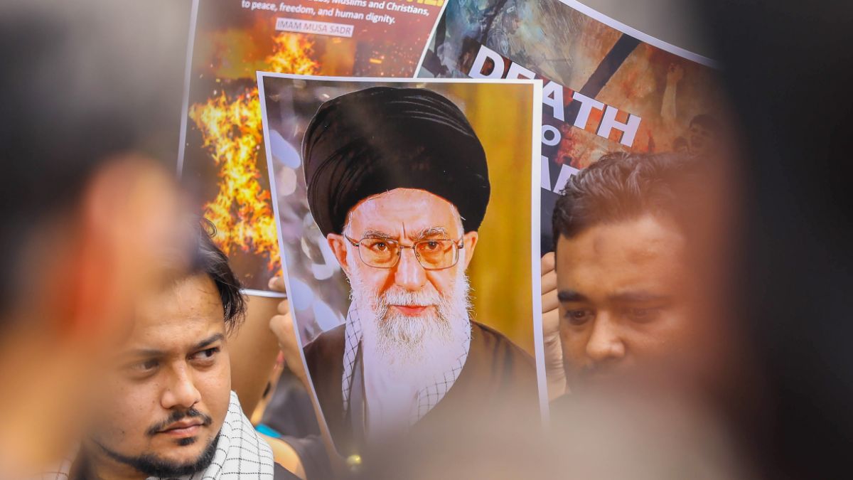 48 टॉप कमांडर की मौत, ईरान बातचीत के लिए तैयार... ट्रंप के दावे के बीच जानें जंग के दूसरे दिन क्या-क्या हुआ?