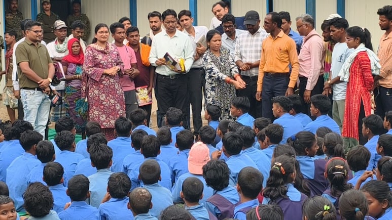 आजादी के 78 साल में पहली बार अबूझमाड़ के रेकावाया गांव में पहुंची कलेक्टर नम्रता जैन, ग्रामीणों ने रायपुर घूमने&nbsp;की जताई इच्छा