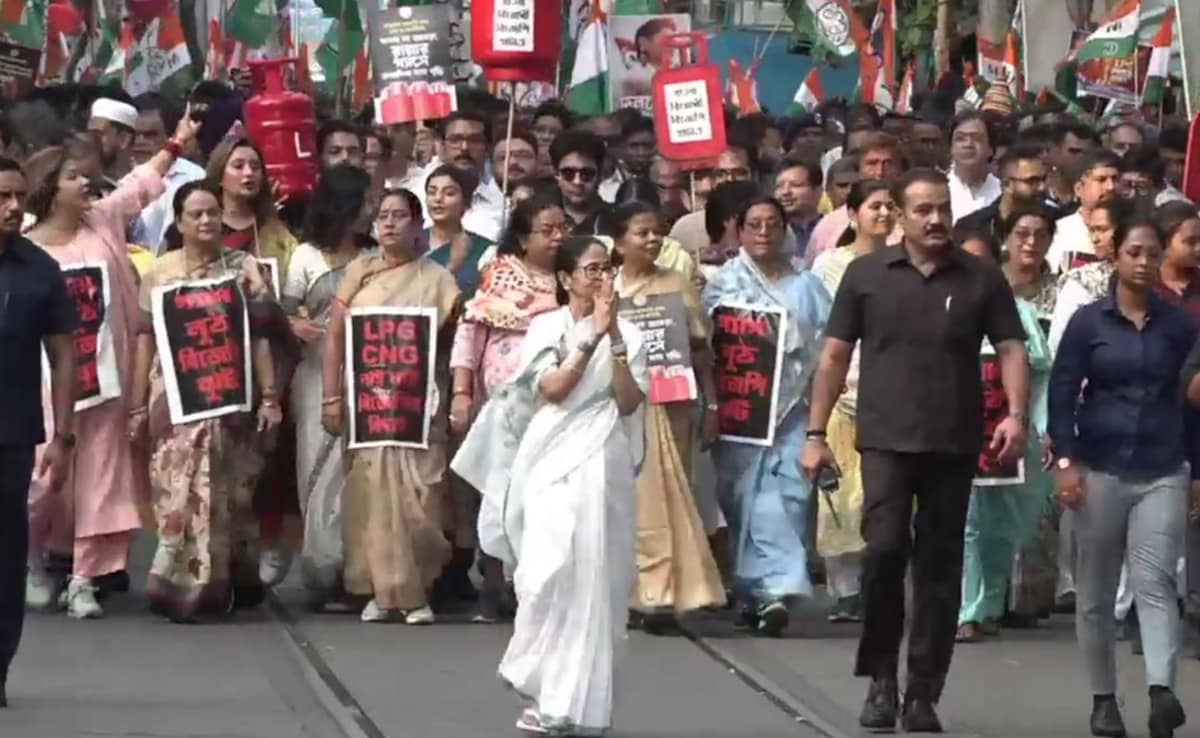 "Anti-Women, Anti-Bengali": Mamata Banerjee Slams Poll Body Over Officers' Removal