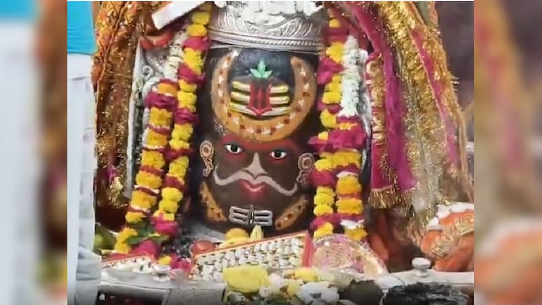 चैत्र नवरात्रि के पहले दिन अर्धचांद और त्रिपुंड से बाबा महाकाल का क&zwj;िया शृंगार, अद्भुत रूप देखने के ल&zwj;िए भक्&zwj;तों की लगी भीड़