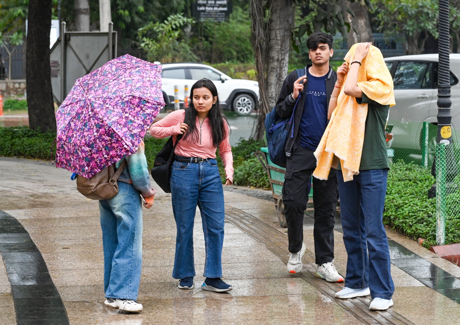 Rain Alert: बादल आए और बारिश का अलर्ट, दिल्ली से यूपी तक बदला मौसम, पहाड़ों में भी बरसात-बर्फबारी के आसार
