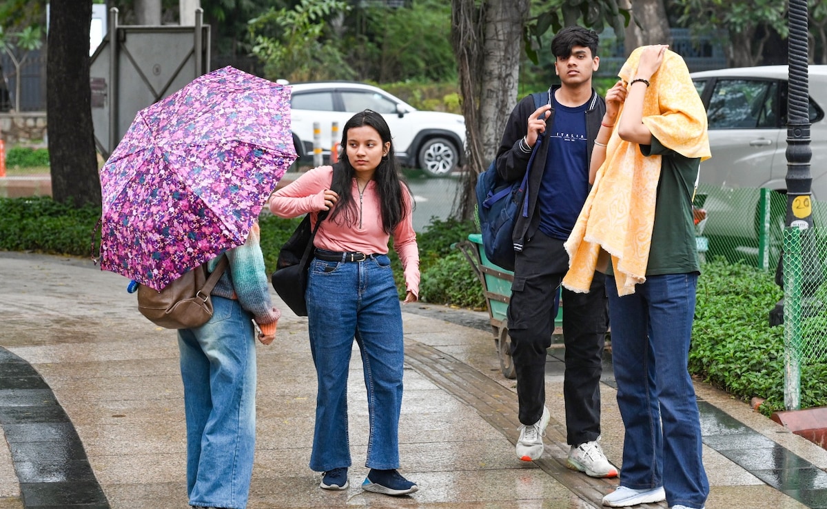 Rain Alert: बादल आए और बारिश का अलर्ट, दिल्ली से यूपी तक बदला मौसम, पहाड़ों में भी बरसात-बर्फबारी के आसार