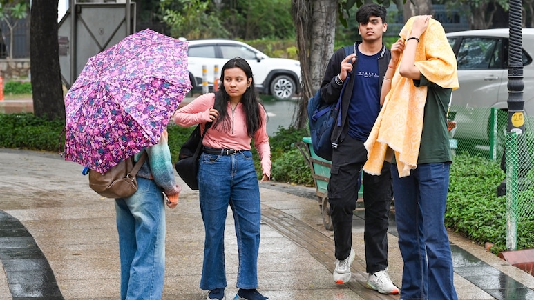 Rain Alert: बादल आए और बारिश का अलर्ट, दिल्ली से यूपी तक बदला मौसम, पहाड़ों में भी बरसात-बर्फबारी के आसार