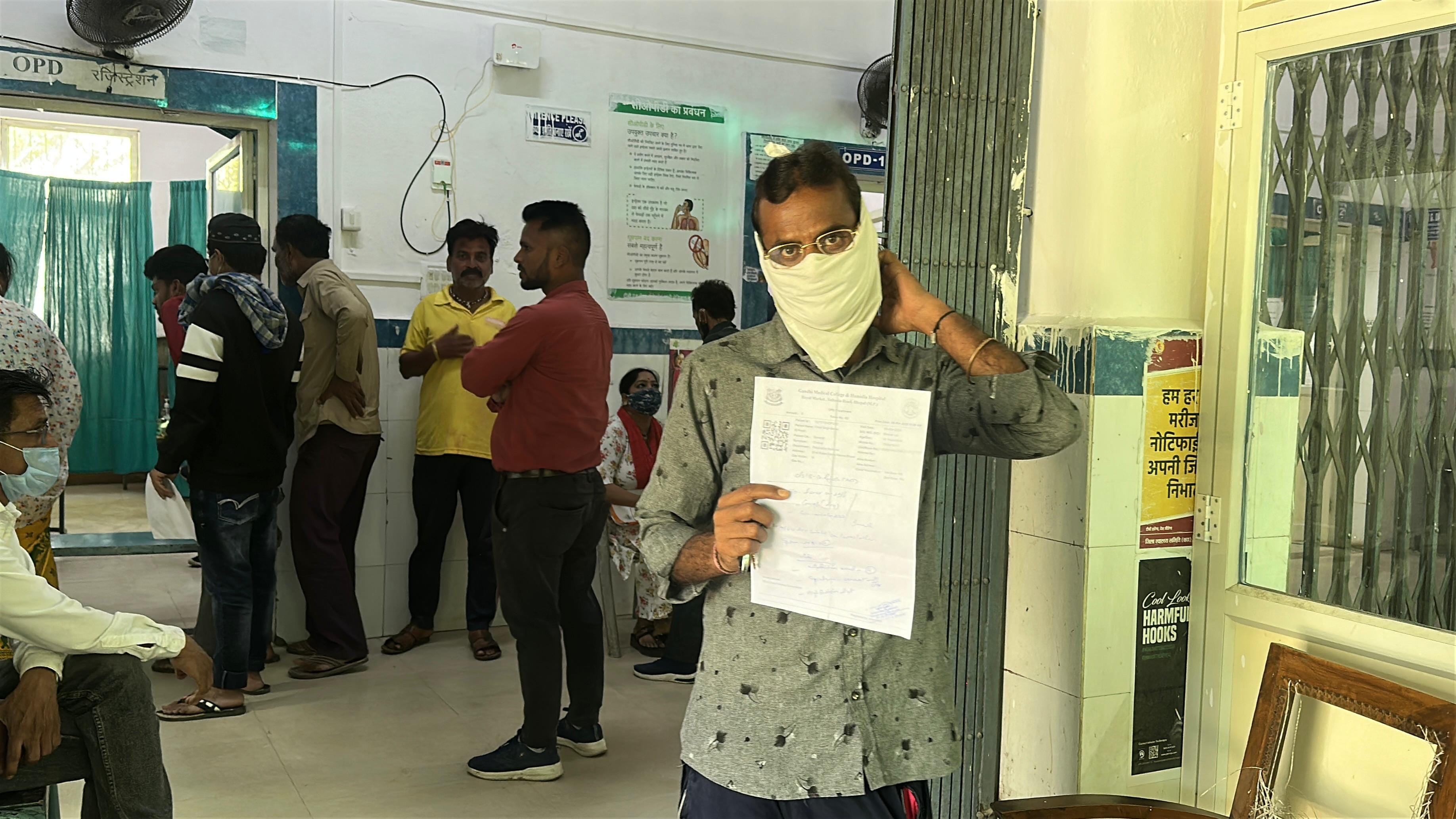 मध्यप्रदेश में टीबी के हजारों मरीजों को करीब 5 महीने से पोषण का पैस नहीं मिला है. इसके लिए वे सरकारी दफ्तों के चक्कर काट कर भी परेशान हो रहे हैं.