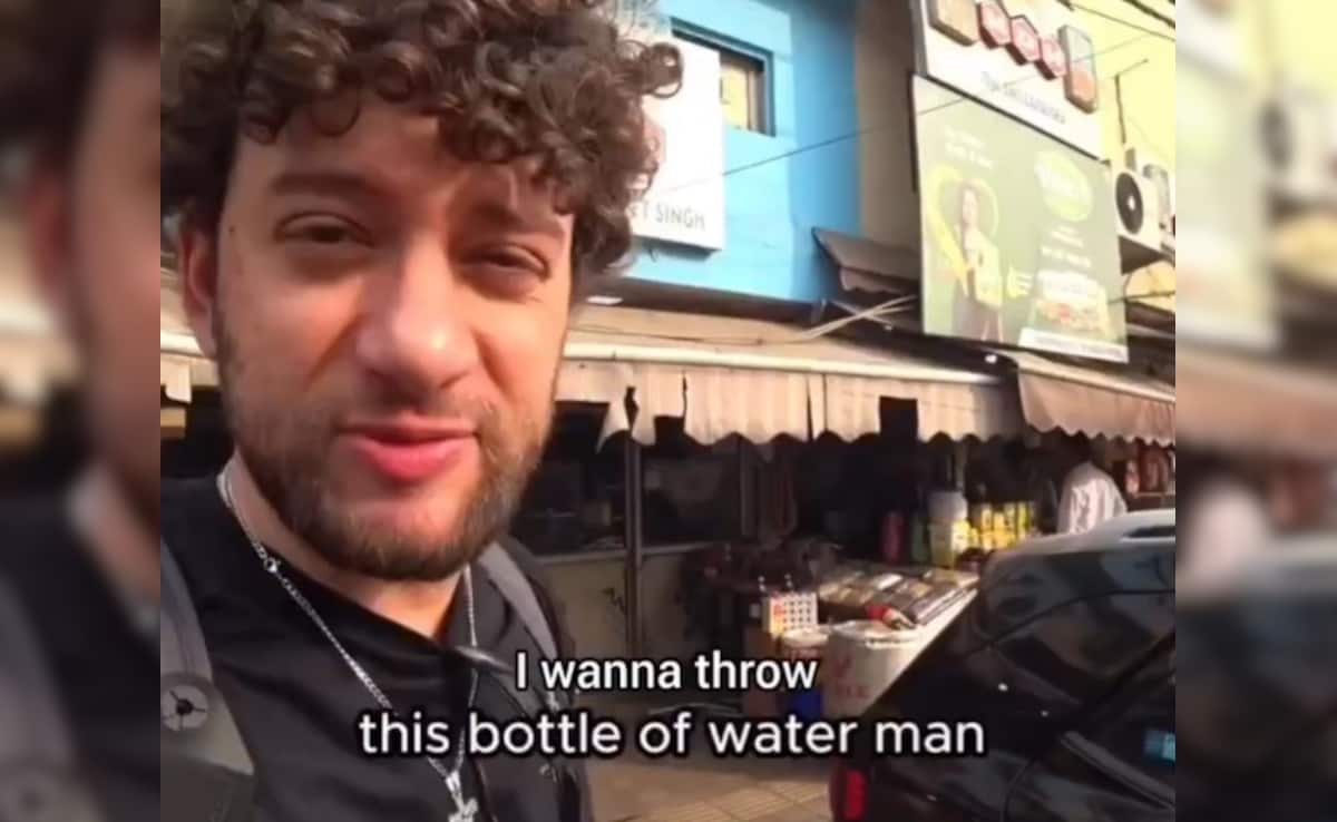 पुरानी दिल्ली में डस्टबिन ढूंढते थक गया इटालियन व्लॉगर, दुकानदार बोला- सड़क पर ही फेंक दो भाई