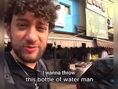 पुरानी दिल्ली में डस्टबिन ढूंढते थक गया इटालियन व्लॉगर, दुकानदार बोला- सड़क पर ही फेंक दो भाई