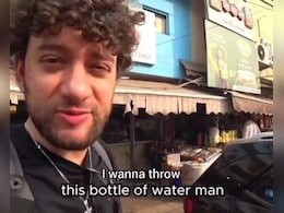 पुरानी दिल्ली में डस्टबिन ढूंढते थक गया इटालियन व्लॉगर, दुकानदार बोला- सड़क पर ही फेंक दो भाई