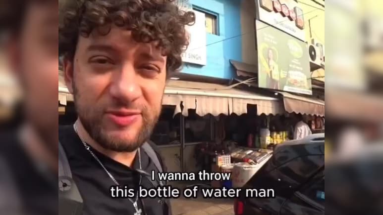 पुरानी दिल्ली में डस्टबिन ढूंढते थक गया इटालियन व्लॉगर, दुकानदार बोला- सड़क पर ही फेंक दो भाई