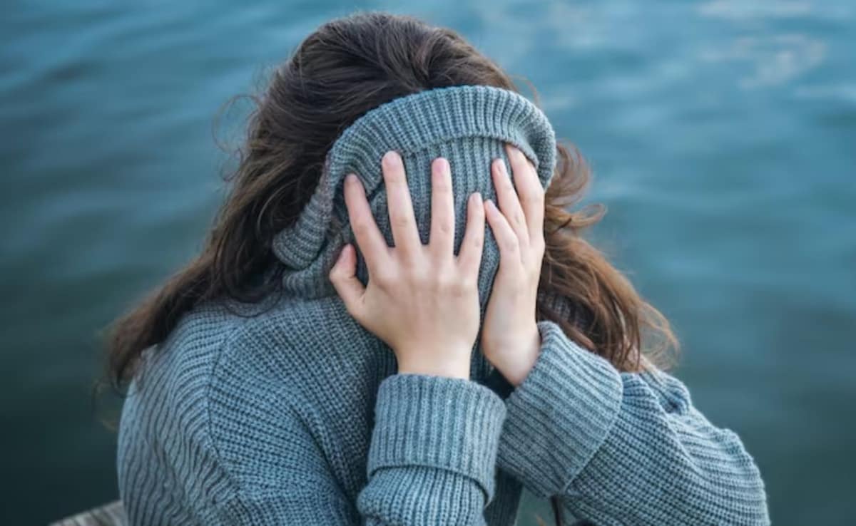 Persistent Depressive Disorder does not show up with severe symptoms, but it lingers, making you feel low all the time. Photo: Freepik