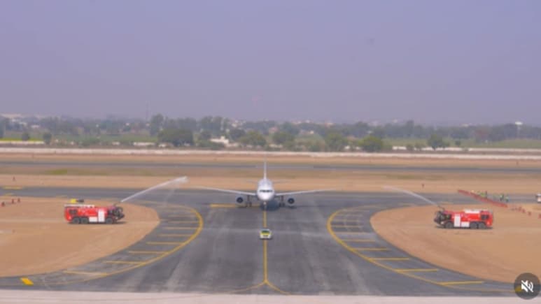 Noida Airport:  3900 मीटर लंबा रनवे, हर साल 12 मिलियन यात्री, जानिए कैसा बना है देश का सबसे बड़ा हवाई अड्डा, नोएडा इंटरनेशनल एयरपोर्ट की इनसाइड फोटोज