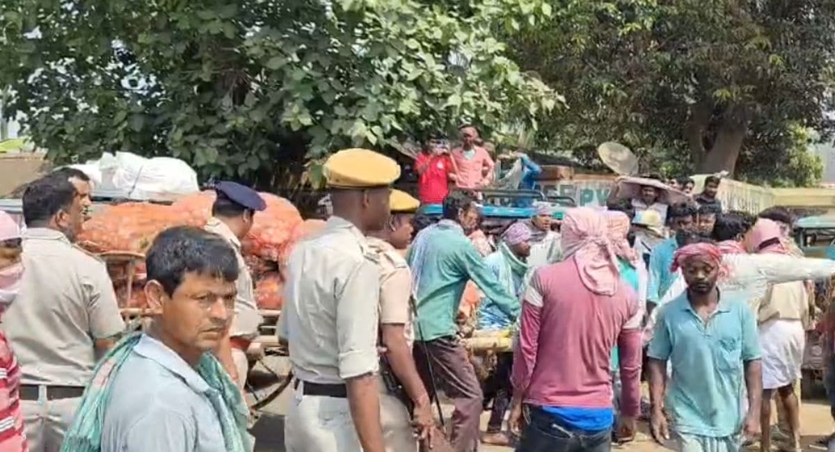 तांगे पर आलू लादकर कोल्ड स्टोरेज ले जाते किसान. सड़क पर लगा जाम. 