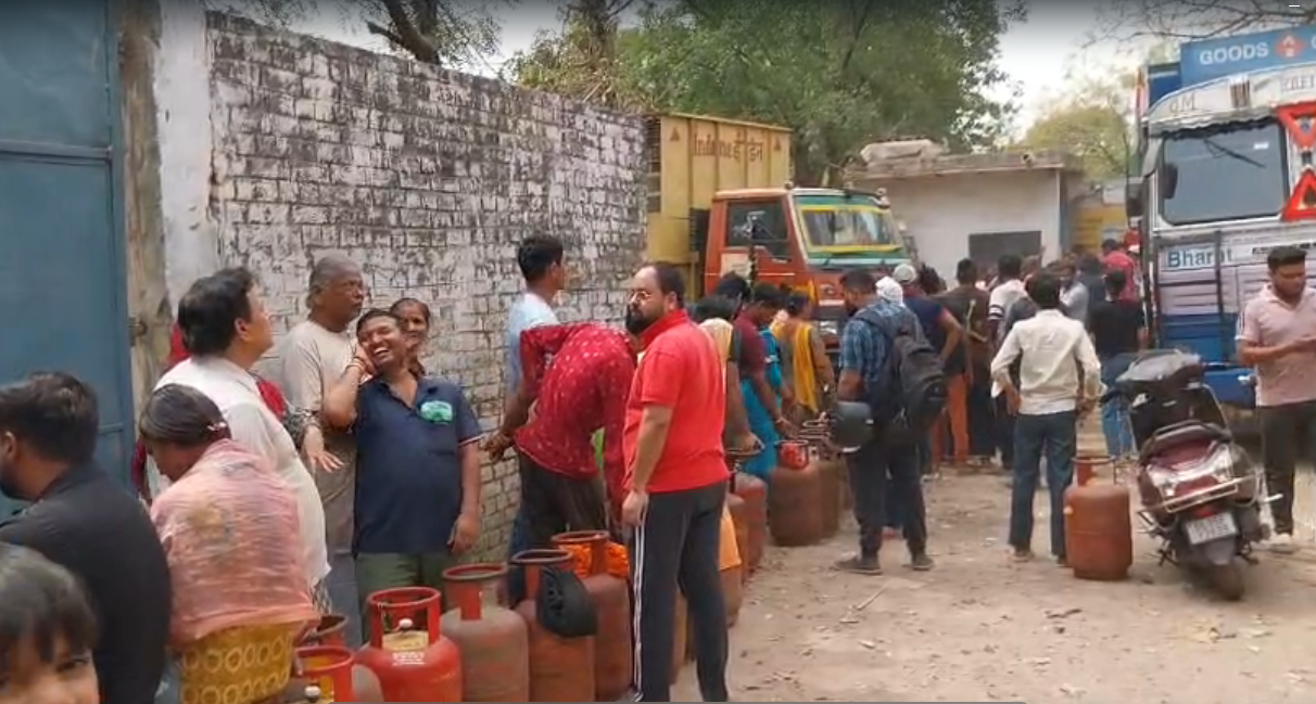 दिल्ली के गोविंदपुरी में गैस के लिए 'जंग', गोदामों पर उमड़ी भीड़, 400 रुपये किलो ब्लैक में मिल रही