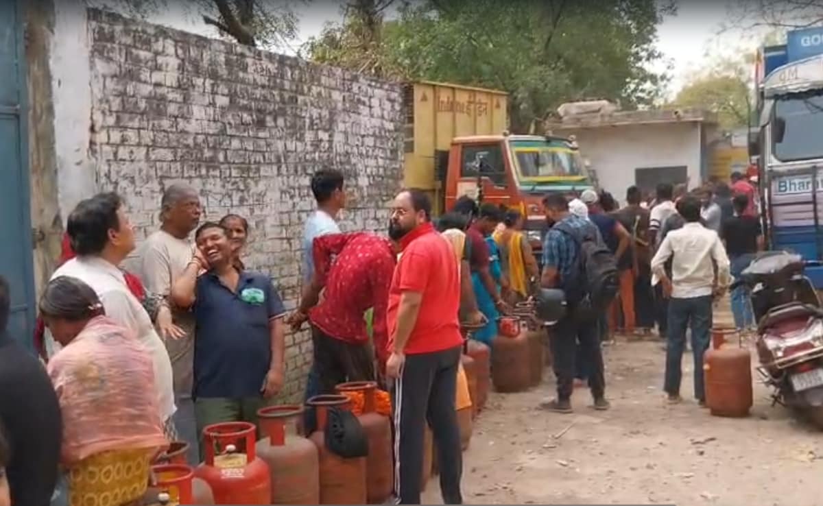दिल्ली के गोविंदपुरी में गैस के लिए 'जंग', गोदामों पर उमड़ी भीड़, 400 रुपये किलो ब्लैक में मिल रही