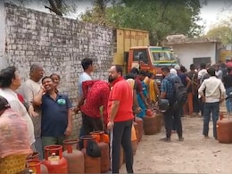 दिल्ली के गोविंदपुरी में गैस लाइनों में लगी भीड़, एजेंसी वाले बोले- LPG सिलेंडर की कोई कमी नहीं
