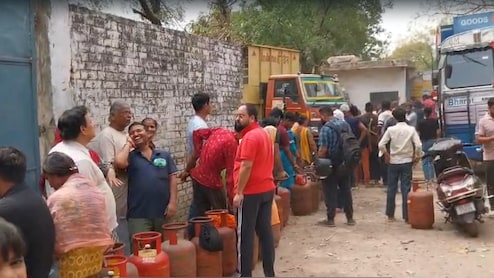 दिल्ली के गोविंदपुरी में गैस लाइनों में लगी भीड़, एजेंसी वाले बोले- LPG सिलेंडर की कोई कमी नहीं