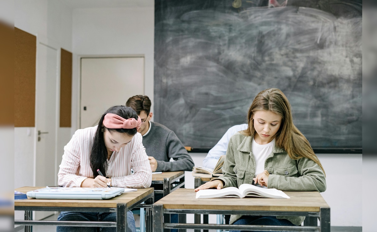 12वीं साइंस के बाद भूल जाओ पुरानी डिग्रियां! ये 5 शॉर्ट टर्म कोर्स कराएंगे सीधी 'पक्की नौकरी'