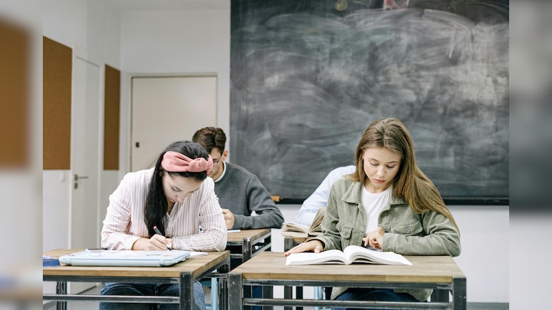 12वीं साइंस के बाद भूल जाओ पुरानी डिग्रियां! ये 5 शॉर्ट टर्म कोर्स कराएंगे सीधी 'पक्की नौकरी'