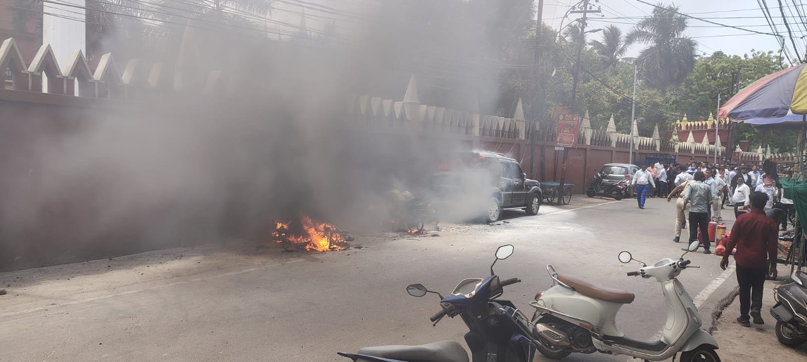 Odisha High Court Fire: हाईकोर्ट के सामने का दृश्य