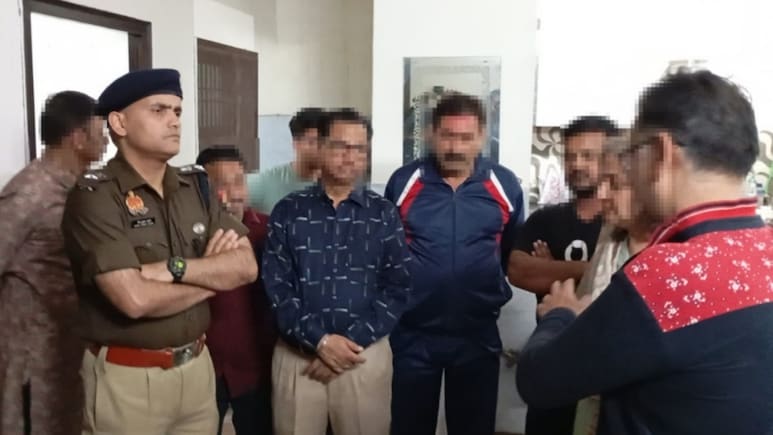 अलीगढ़ में रंग लगाकर होली की बधाई देने पहुंचे लुटेरे, हथियारों की दम पर कपल को बंधक बनाया, लाखों की लूट