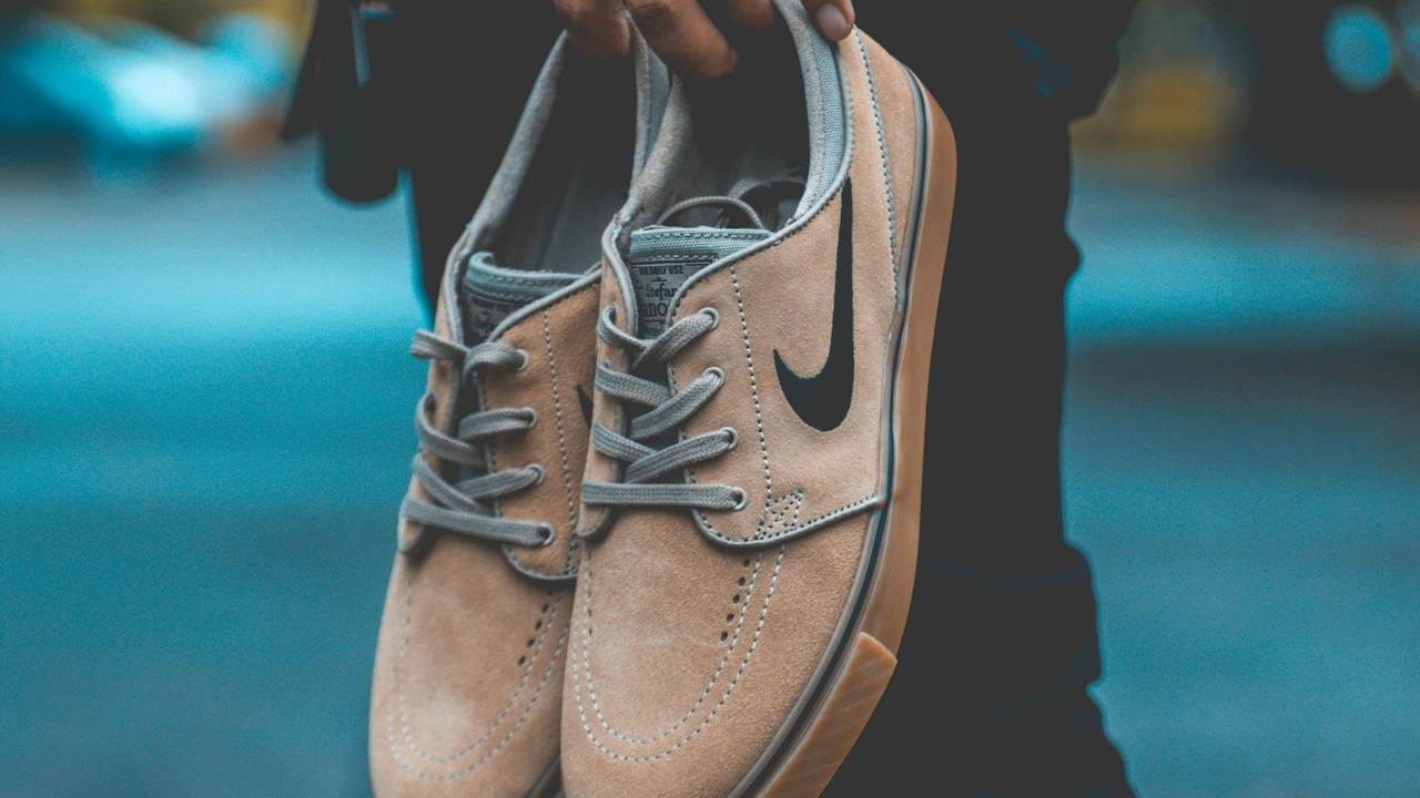 Leather Loafers Vs Sneakers For Semi-Formal Events: Know Which One Works Leather Loafers Vs Sneakers For Semi-Formal Events: Know Which One Works