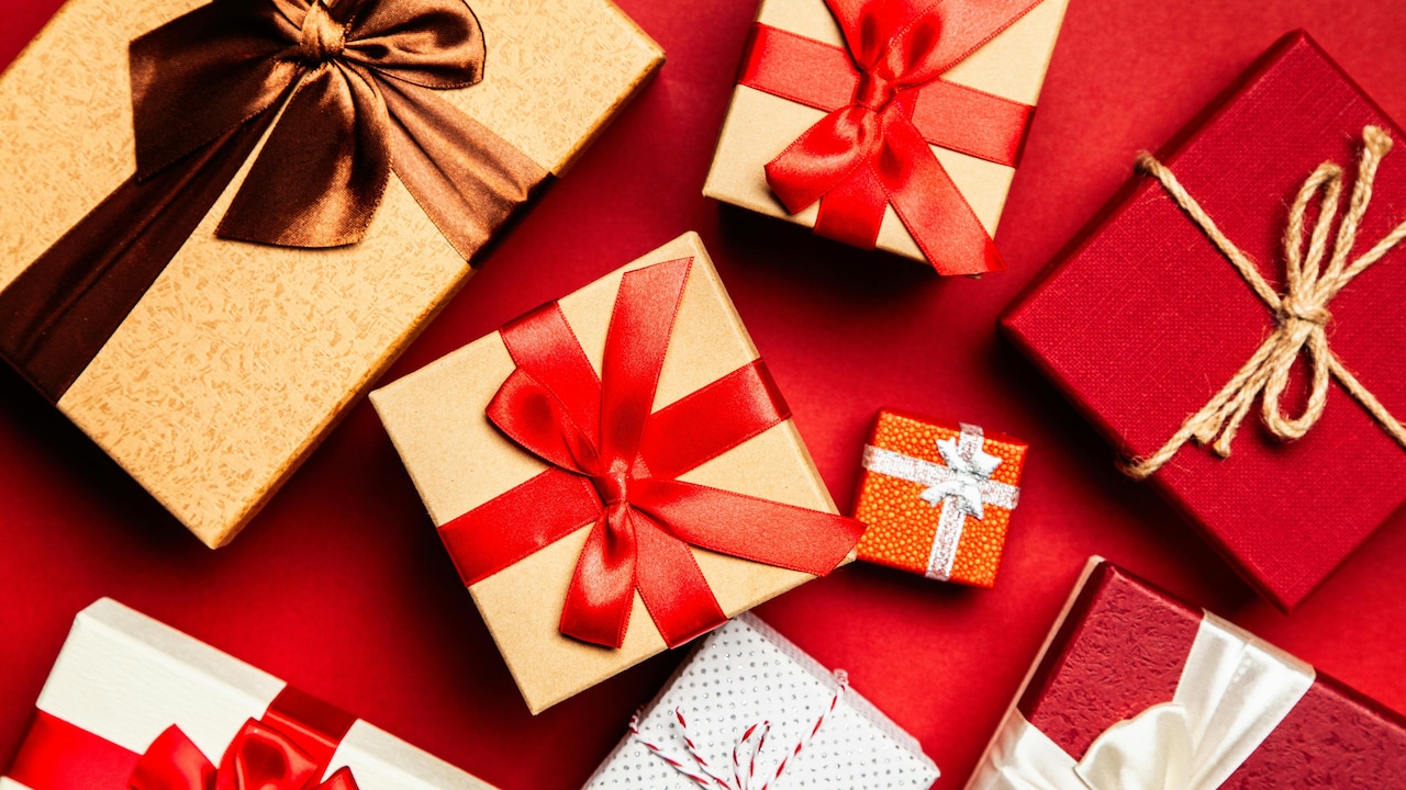 Which gift do you want to give to Aries born people?