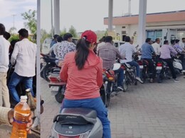 देवास में 3 पेट्रोल पंप पूरी तरह बंद, घंटों लाइन में लगना पड़ रहा, बोतलों और ड्रम में दिया जा रहा है तेल&nbsp;